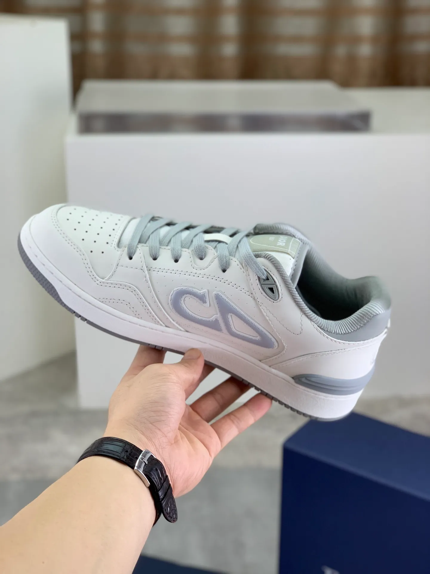 Factory price P760💰Low-top series 💎Top quality💎Dior's latest B57 low-top series original couple's mid-top sports sneakers Top high-end version Purchasing quality Original development Dior spring and autumn new B57 low-top couples' sports shoes are new products in this series, (Dior) B57 low-top sports shoes, original version 15560💰Purchased early spring new presbyopic sports shoes A favorite among major celebrities and Internet celebrities. The on-foot effect is very nice. The B57 sports sneakers are made by Italian craftsmen. They have distinct layers and a unique three-dimensional effect. They show a modern and elegant style, comparable to Dior  A classic style from Dior. Crafted from smooth black calf leather with beige and black Oblique print panels on the sides. The "CD Icon" shaped shoelace eyelets are clever and delicate, and the two-color rubber sole, rear collar and heel are all equipped with the brand's iconic details to enhance the style. Oblique printed straps at the ankle allow for an adjustable fit to complement the overall design. Fashionable and versatile, it can complement any look.                        Imported silk cowhide stitching with CD embroidery printing; 5⃣️colors🉑️choice TPU outsole Size: women’s 36-40 men’s: 38-46 (men’s sizes 38, 45, 46 are custom-made, non-refundable and non-exchangeable)